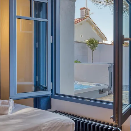 Bains De & Jacuzzi Steps From The Walk To Town Sleeps 6 *