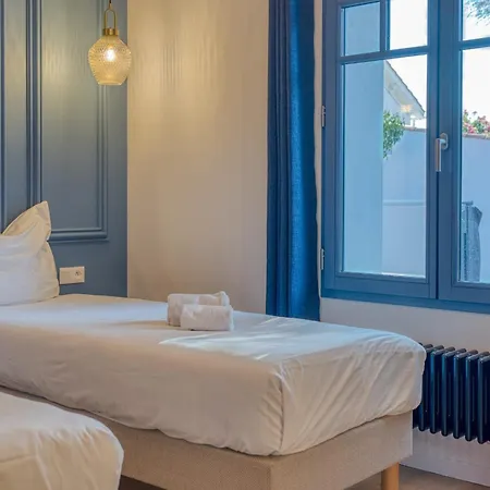 Bains De & Jacuzzi Steps From The Walk To Town Sleeps 6 Villa *