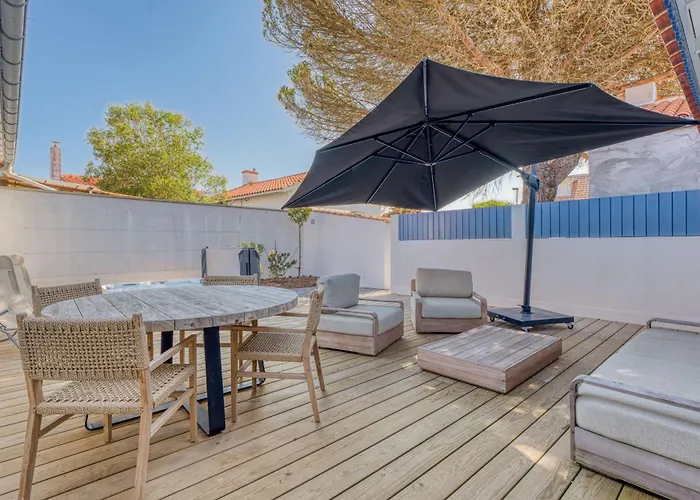 Villa Les Bains De Mer Spa Walk To Beach & Town Sleeps 6